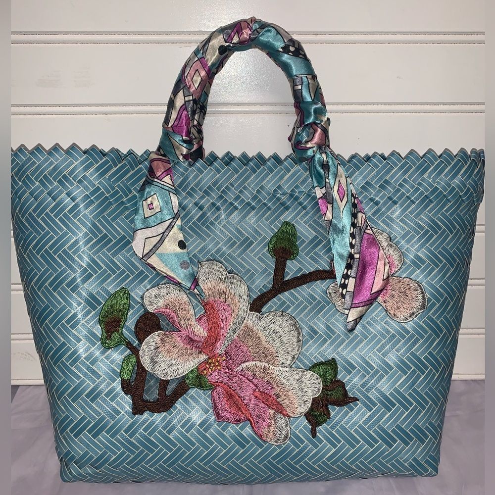 Hand woven woman’s hand bag with floral pattern NWOT.